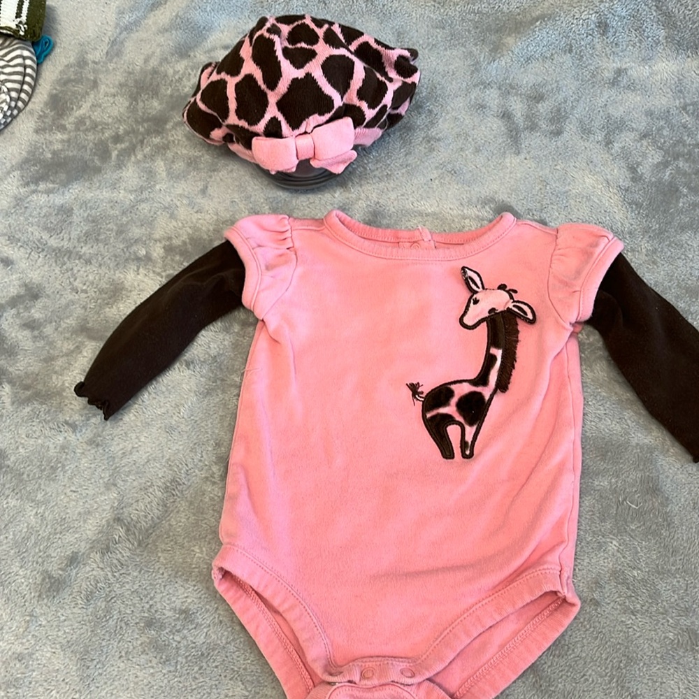3-6M Gymboree giraffe onesie and hat bundle
